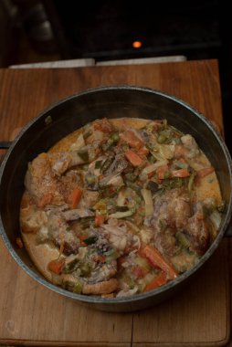 Pişmiş körili tavuk ve sebze. Kuşkonmaz, havuç, soğan. Tavuk yahnisi. Yemek fotoğrafçılığı