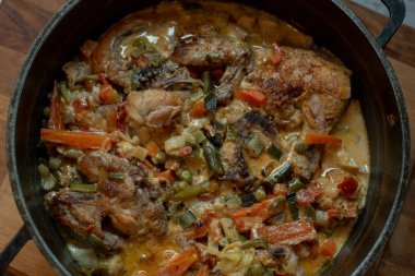 Pişmiş körili tavuk ve sebze. Kuşkonmaz, havuç, soğan. Tavuk yahnisi. Yemek fotoğrafçılığı