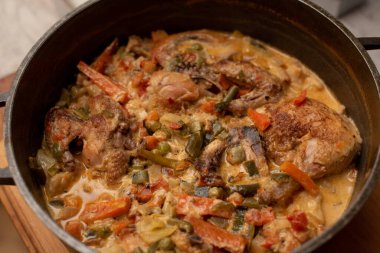 Pişmiş körili tavuk ve sebze. Kuşkonmaz, havuç, soğan. Tavuk yahnisi. Yemek fotoğrafçılığı