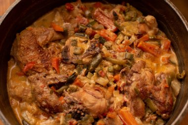 Pişmiş körili tavuk ve sebze. Kuşkonmaz, havuç, soğan. Tavuk yahnisi. Yemek fotoğrafçılığı