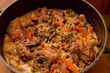 Pişmiş körili tavuk ve sebze. Kuşkonmaz, havuç, soğan. Tavuk yahnisi. Yemek fotoğrafçılığı