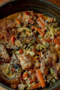 Pişmiş körili tavuk ve sebze. Kuşkonmaz, havuç, soğan. Tavuk yahnisi. Yemek fotoğrafçılığı