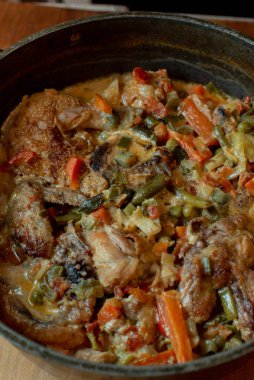 Pişmiş körili tavuk ve sebze. Kuşkonmaz, havuç, soğan. Tavuk yahnisi. Yemek fotoğrafçılığı