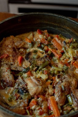 Pişmiş körili tavuk ve sebze. Kuşkonmaz, havuç, soğan. Tavuk yahnisi. Yemek fotoğrafçılığı