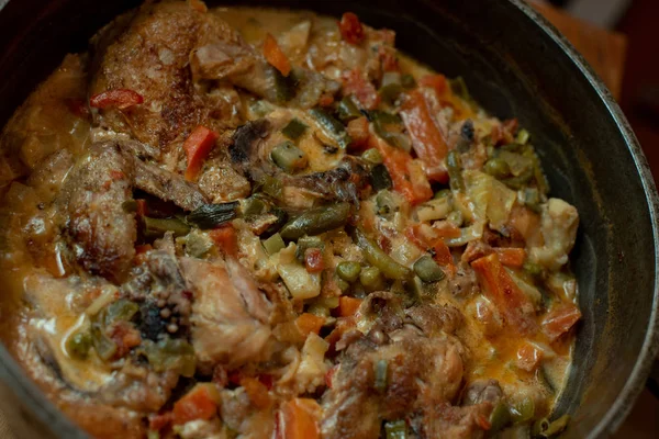 Curry de pui fiert cu legume. Sparanghel, morcovi, ceapă. Pui tocat. Fotografie alimentară — Fotografie, imagine de stoc