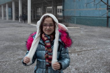 Kulakları olan kapüşonlu şirin bir kız. Tavşan sokağındaki kız.