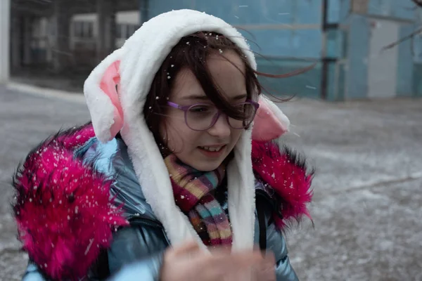 Roztomilá holčička v kapuci s ušima. dívka v klobouku králík ulice — Stock fotografie