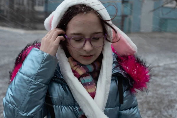 Χαριτωμένο κοριτσάκι με κουκούλα και αυτιά. κορίτσι σε μια οδό λαγουδάκι καπέλο — Φωτογραφία Αρχείου