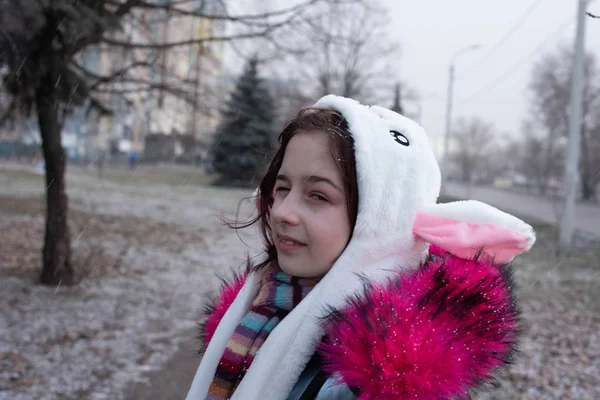 Jolie petite fille à capuche avec des oreilles. fille dans un chapeau lapin rue — Photo