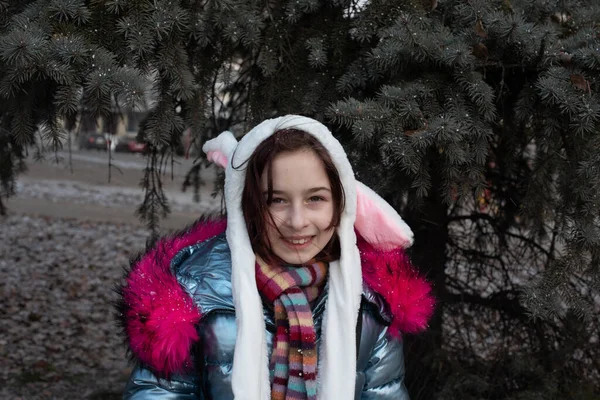 Χαριτωμένο κοριτσάκι με κουκούλα και αυτιά. κορίτσι σε μια οδό λαγουδάκι καπέλο — Φωτογραφία Αρχείου