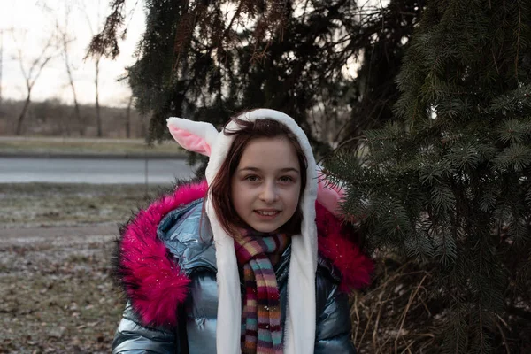 Menina bonito no capuz com orelhas. menina em um chapéu coelho rua — Fotografia de Stock