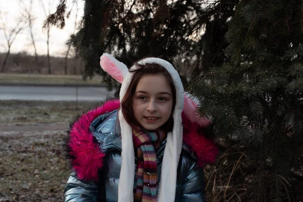 Menina bonito no capuz com orelhas. menina em um chapéu coelho rua — Fotografia de Stock