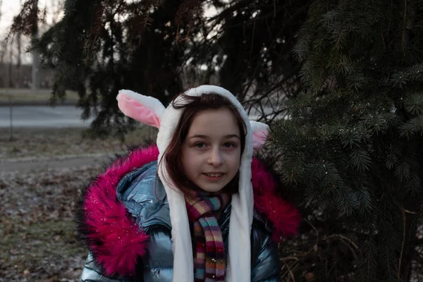 一个戴着耳朵的可爱的小女孩。戴帽子的女孩兔子街 — 图库照片