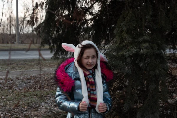 Linda niña en la capucha con orejas. chica en un sombrero conejito calle — Foto de Stock