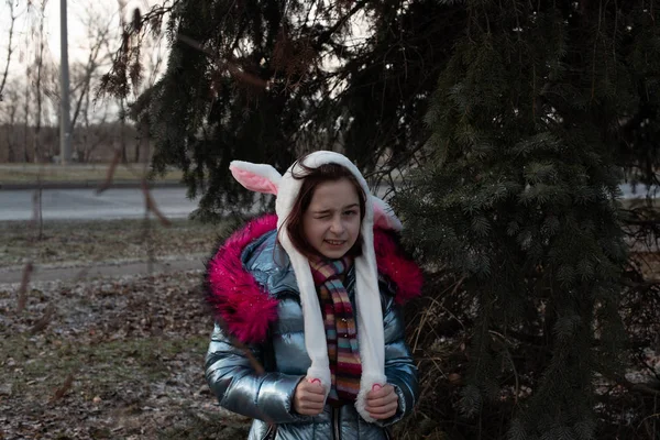 Menina bonito no capuz com orelhas. menina em um chapéu coelho rua — Fotografia de Stock