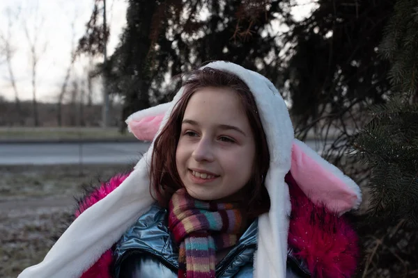 耳を持つフードのかわいい女の子。帽子のウサギの通りの女の子 — ストック写真