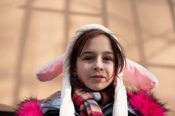 Menina bonito no capuz com orelhas. menina em um chapéu coelho rua — Fotografia de Stock