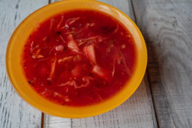 Geleneksel Ukraynalı Rus sebze pancar çorbası eski ahşap arka plan üzerinde