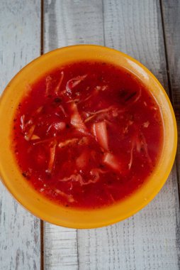 Geleneksel Ukraynalı Rus sebze pancar çorbası eski ahşap arka plan üzerinde