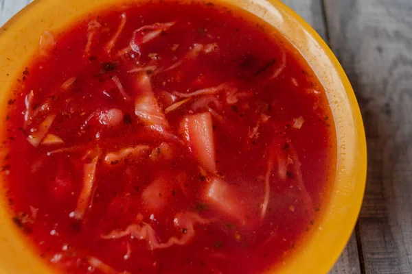 Traditionnel ukrainien borscht de légumes russes sur le vieux fond en bois — Photo