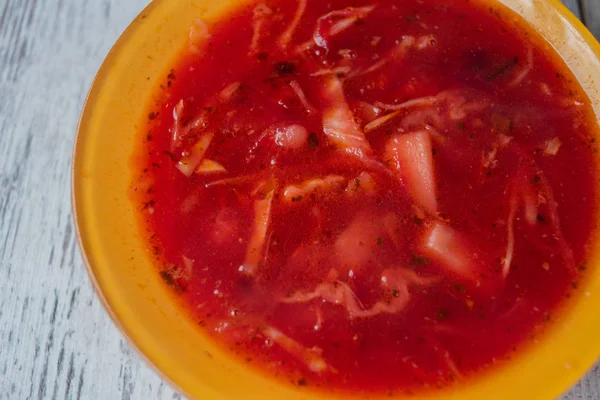 Traditionnel ukrainien borscht de légumes russes sur le vieux fond en bois — Photo