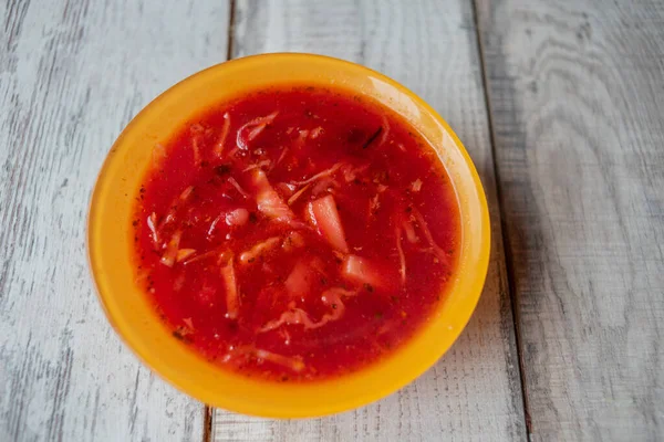 Traditionnel ukrainien borscht de légumes russes sur le vieux fond en bois — Photo