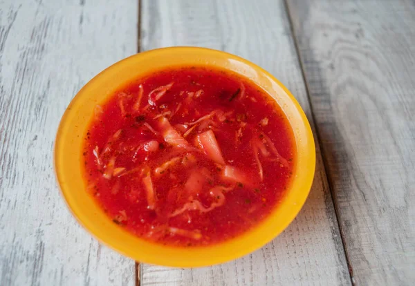 Borscht vegetale tradizionale ucraino russo sul vecchio sfondo di legno — Foto Stock