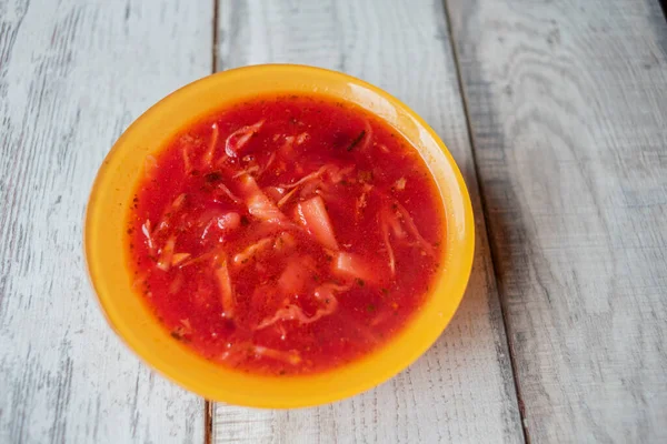 Traditionnel ukrainien borscht de légumes russes sur le vieux fond en bois — Photo