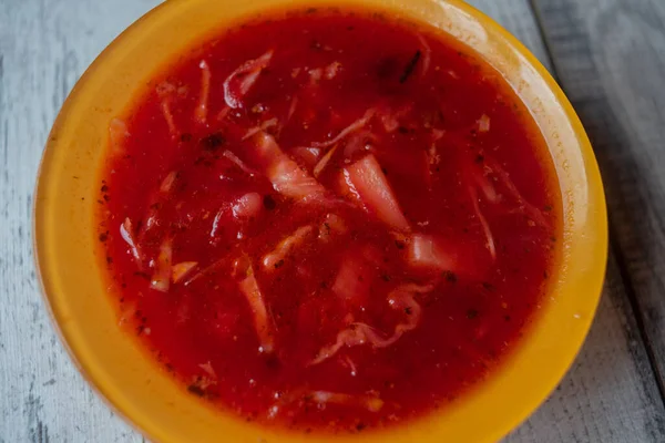 Traditionnel ukrainien borscht de légumes russes sur le vieux fond en bois — Photo