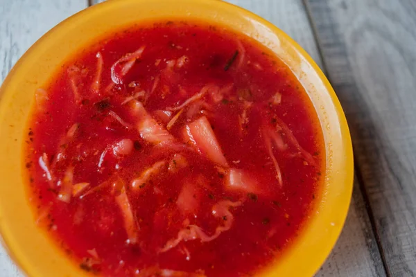 Borscht vegetale tradizionale ucraino russo sul vecchio sfondo di legno — Foto Stock