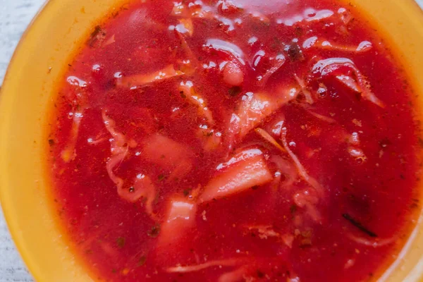 Borscht vegetale tradizionale ucraino russo sul vecchio sfondo di legno — Foto Stock