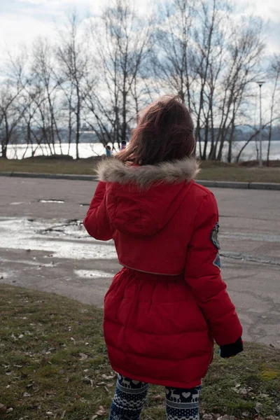 Retrato de una linda niña de 8-9 años de edad, con chaqueta de color rojo brillante — Foto de Stock