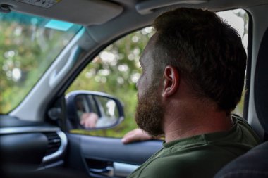 İyi arabadaki çekici adam. Arabadaki sakallı adam. Sürücünün dikkatini dağıtma.