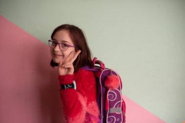 Gerçekten iyi eğitimli bir öğrenci. Modern çocuklar. 9 yaşında bir kız. 4. sınıf. 9 yaşında bir kızın portresi..