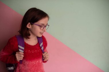 Gerçekten iyi eğitimli bir öğrenci. Modern çocuklar. 9 yaşında bir kız. 4. sınıf. 9 yaşında bir kızın portresi..