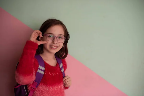 Estudante seriamente disposto. Crianças modernas. Uma rapariga de 9 anos. Escola do quarto ano. Retrato de uma menina de 9 anos . — Fotografia de Stock