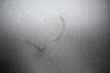 Kalp kışın sisli camlara boyanır.