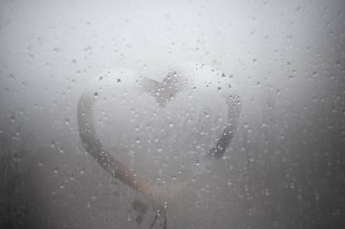 Kalp kışın sisli camlara boyanır.