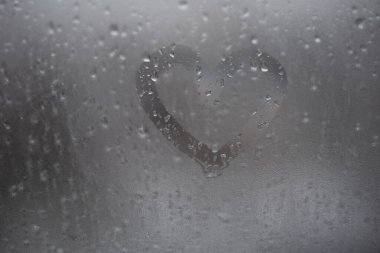 Kalp kışın sisli camlara boyanır.