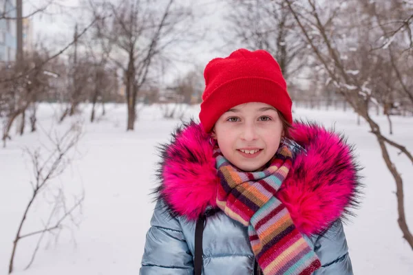 Jonge mooie vrouw winter portret. Rode hoed. Een hippe levensstijl. Portret van een meisje met een rode hoed in de winter — Stockfoto
