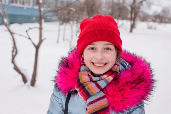 Jovem bela mulher retrato de inverno. Chapéu vermelho. Estilo de vida Hipster. Retrato de uma menina em um chapéu vermelho no inverno — Fotografia de Stock