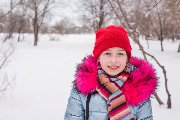 Młoda piękna kobieta zimowy portret. Czerwony kapelusz. Styl życia hipstera. Portret dziewczynki w czerwonym kapeluszu zimą — Zdjęcie stockowe