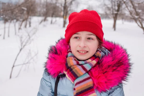 Νεαρή όμορφη γυναίκα χειμερινό πορτρέτο. Κόκκινο καπέλο. Τρόπος ζωής των χίπστερ. Πορτρέτο ενός κοριτσιού με κόκκινο καπέλο το χειμώνα — Φωτογραφία Αρχείου