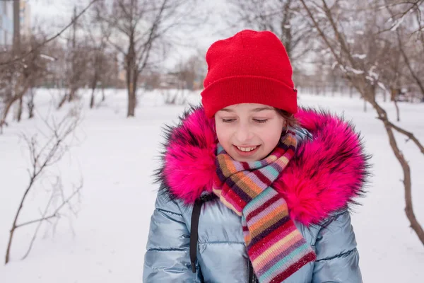 Młoda piękna kobieta zimowy portret. Czerwony kapelusz. Styl życia hipstera. Portret dziewczynki w czerwonym kapeluszu zimą — Zdjęcie stockowe