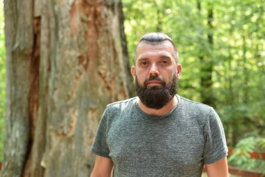 Vahşi doğa. Sakallı hippi parlak bir geçmişi var. Adam ormanda rahatlıyor. Doğayı keşfediyorum..