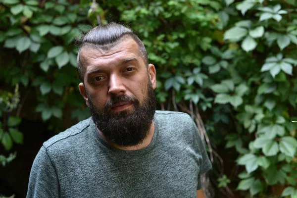 Wilde Natur. Mann bärtigen Hipster hellem Laub Hintergrund. Entspannen Sie sich im Wald. Die Natur erkunden. — Stockfoto