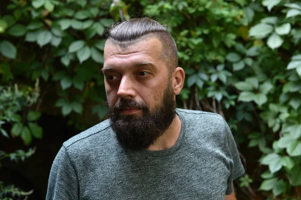 Wilde Natur. Mann bärtigen Hipster hellem Laub Hintergrund. Entspannen Sie sich im Wald. Die Natur erkunden. — Stockfoto