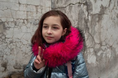 Sırt çantalı kız öğrenci. Okul çantalı ve kışlık ceketli bir kız.