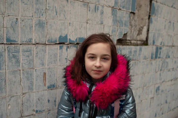 Écolière avec sac à dos. Fille dans une veste d'hiver et un sac à dos d'école — Photo