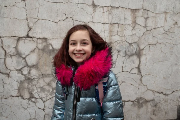 Μαθήτρια με σακίδιο. Κορίτσι με χειμωνιάτικο μπουφάν και σχολική τσάντα — Φωτογραφία Αρχείου